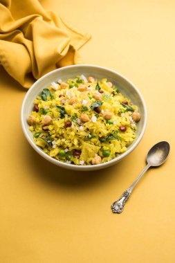Power Kabuli Chana Poha veya Protein Rich Choley Pohe, Popüler Maharashtrian, Hint kahvaltı tarifi, seçici odaklanma