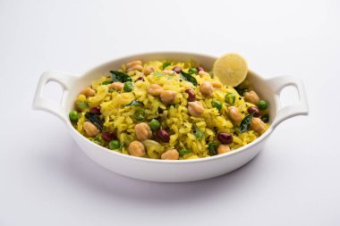 Power Kabuli Chana Poha veya Protein Rich Choley Pohe, Popüler Maharashtrian, Hint kahvaltı tarifi, seçici odaklanma