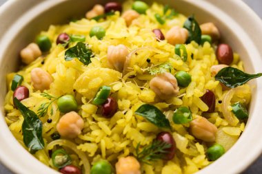Power Kabuli Chana Poha veya Protein Rich Choley Pohe, Popüler Maharashtrian, Hint kahvaltı tarifi, seçici odaklanma