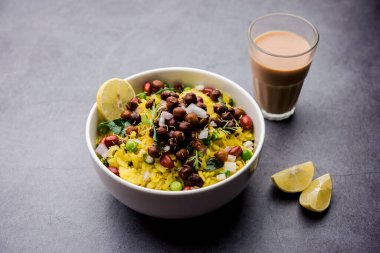 Power Kabuli Chana Poha veya Protein Rich Choley Pohe, Popüler Maharashtrian, Hint kahvaltı tarifi, seçici odaklanma