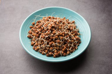 Kala Chana, Black ya da Brown Nohutları, zengin proteinin yerine geçen bir vejetaryen ve yaşayan enzimlerin yüksek içeriğine sahip.