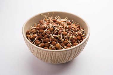 Kala Chana, Black ya da Brown Nohutları, zengin proteinin yerine geçen bir vejetaryen ve yaşayan enzimlerin yüksek içeriğine sahip.