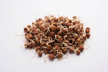 Kala Chana, Black ya da Brown Nohutları, zengin proteinin yerine geçen bir vejetaryen ve yaşayan enzimlerin yüksek içeriğine sahip.