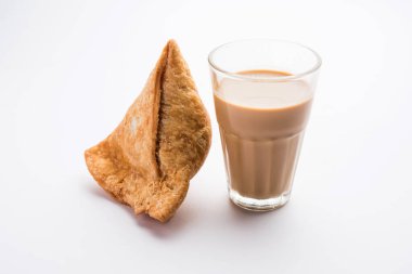 Samosa - Üçgen şeklinde kızarmış / fırında hamur işi, lezzetli dolgulu, popüler Hint çay saati atıştırmalıkları, yeşil turşu, domates ve ketçap ile servis edilen