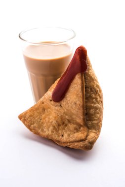 Samosa - Üçgen şeklinde kızarmış / fırında hamur işi, lezzetli dolgulu, popüler Hint çay saati atıştırmalıkları, yeşil turşu, domates ve ketçap ile servis edilen