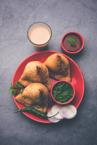 Samosa Trojúhelníkové Smažené Pečivo Pikantní Náplní Oblíbené Indické Čajové Občerstvení — Stock fotografie