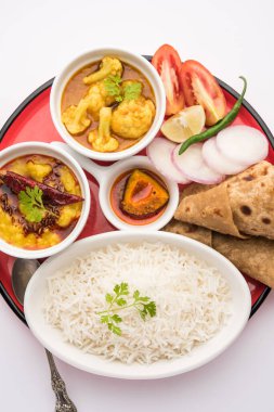 Hint Gıda Tabağı veya Vejetaryen Thali Dal Fry, Rice, Chapati ve salatalı bir sebze çeşidini içerir.
