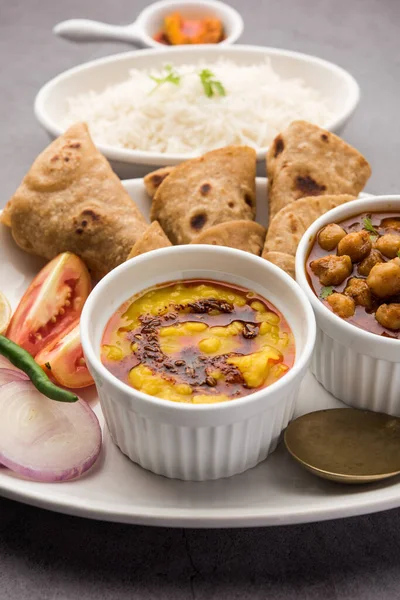 Plat Alimentaire Indien Végétarien Thali Comprend Dal Fry Riz Chapati — Photo