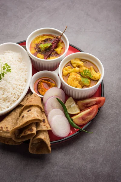 Plat Alimentaire Indien Végétarien Thali Comprend Dal Fry Riz Chapati — Photo