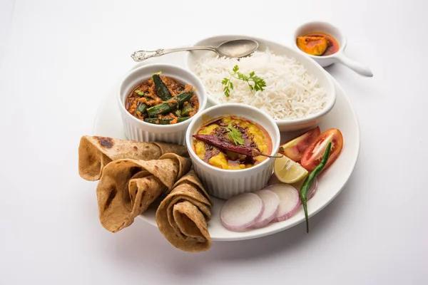 Hint Gıda Tabağı Veya Vejetaryen Thali Dal Fry Rice Chapati — Stok fotoğraf