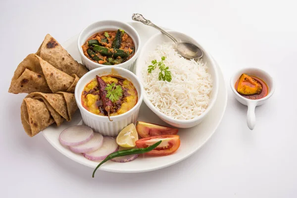 Indian Food Talerz Lub Wegetariańskie Thali Obejmuje Dal Fry Ryż — Zdjęcie stockowe