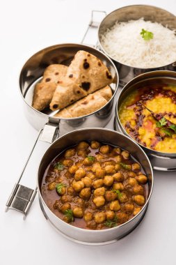 Ofis veya işyeri için paslanmaz çelikten yapılmış Hint vejetaryen beslenme çantası veya Tiffin, Dal Fry, Chole Masala, chapati ve salatalı pilav içerir.