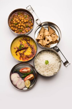 Ofis veya işyeri için paslanmaz çelikten yapılmış Hint vejetaryen beslenme çantası veya Tiffin, Dal Fry, Chole Masala, chapati ve salatalı pilav içerir.