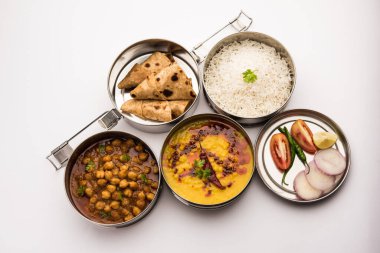 Ofis veya işyeri için paslanmaz çelikten yapılmış Hint vejetaryen beslenme çantası veya Tiffin, Dal Fry, Chole Masala, chapati ve salatalı pilav içerir.