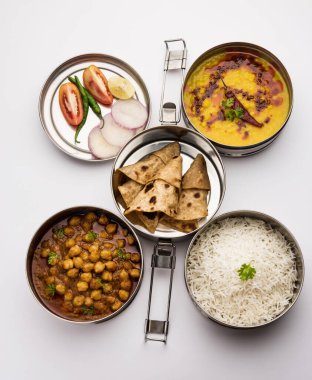 Ofis veya işyeri için paslanmaz çelikten yapılmış Hint vejetaryen beslenme çantası veya Tiffin, Dal Fry, Chole Masala, chapati ve salatalı pilav içerir.