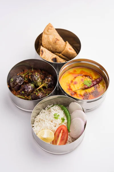 印度素食午餐盒或蒂芬 由办公或工作场所用的不锈钢制成 包括达尔弗莱 白甘玛莎拉 配沙拉酱的米饭 — 图库照片