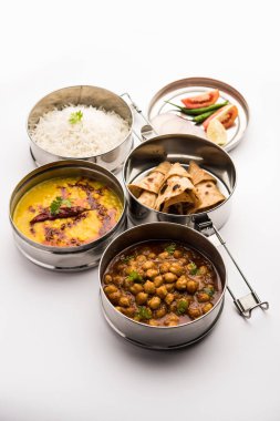 Ofis veya işyeri için paslanmaz çelikten yapılmış Hint vejetaryen beslenme çantası veya Tiffin, Dal Fry, Chole Masala, chapati ve salatalı pilav içerir.