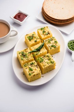 Gujarati Khaman Dhokla, Chana Dal 'ı kullanarak yeşil turşuyla servis etti.