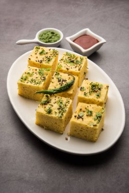 Gujarati Khaman Dhokla, Chana Dal 'ı kullanarak yeşil turşuyla servis etti.