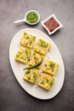 Gujarati Khaman Dhokla, Chana Dal 'ı kullanarak yeşil turşuyla servis etti.