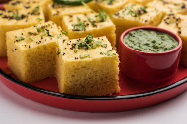 Gujarati Khaman Dhokla, Chana Dal 'ı kullanarak yeşil turşuyla servis etti.