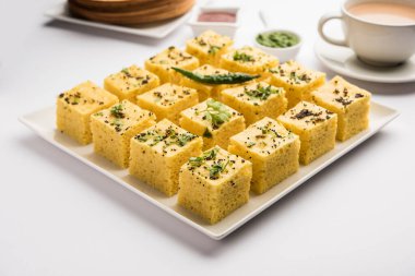 Gujarati Khaman Dhokla, Chana Dal 'ı kullanarak yeşil turşuyla servis etti.