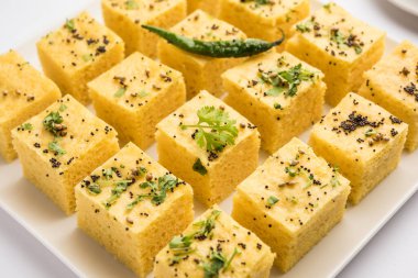Gujarati Khaman Dhokla, Chana Dal 'ı kullanarak yeşil turşuyla servis etti.