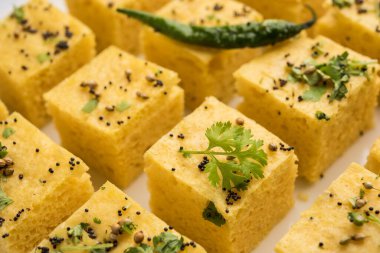 Gujarati Khaman Dhokla, Chana Dal 'ı kullanarak yeşil turşuyla servis etti.