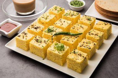 Gujarati Khaman Dhokla, Chana Dal 'ı kullanarak yeşil turşuyla servis etti.