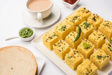 Gujarati Khaman Dhokla, Chana Dal 'ı kullanarak yeşil turşuyla servis etti.