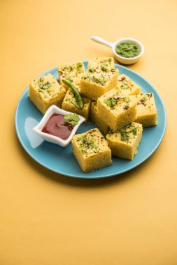 Gujarati Khaman Dhokla, Chana Dal 'ı kullanarak yeşil turşuyla servis etti.