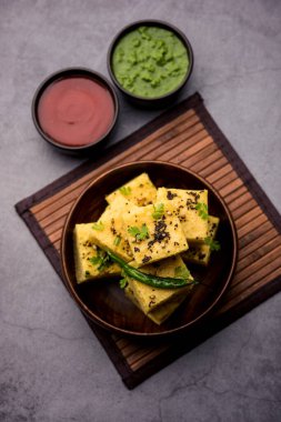 Gujarati Khaman Dhokla, Chana Dal 'ı kullanarak yeşil turşuyla servis etti.