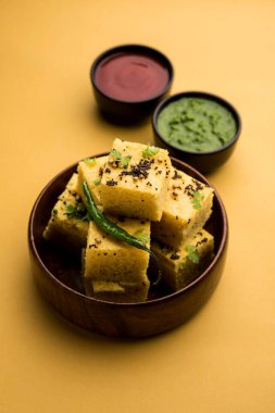 Gujarati Khaman Dhokla, Chana Dal 'ı kullanarak yeşil turşuyla servis etti.