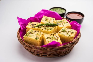 Gujarati Khaman Dhokla, Chana Dal 'ı kullanarak yeşil turşuyla servis etti.