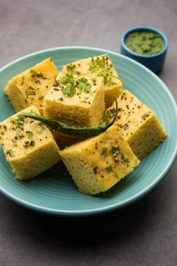 Gujarati Khaman Dhokla, Chana Dal 'ı kullanarak yeşil turşuyla servis etti.