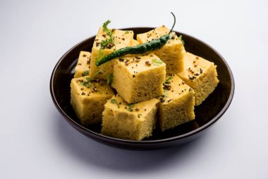 Gujarati Khaman Dhokla, Chana Dal 'ı kullanarak yeşil turşuyla servis etti.