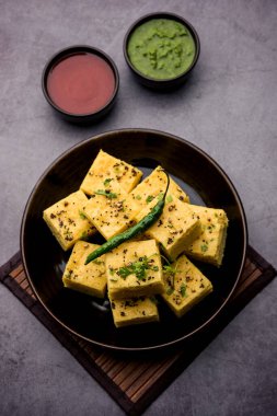 Gujarati Khaman Dhokla, Chana Dal 'ı kullanarak yeşil turşuyla servis etti.