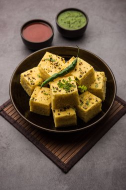 Gujarati Khaman Dhokla, Chana Dal 'ı kullanarak yeşil turşuyla servis etti.