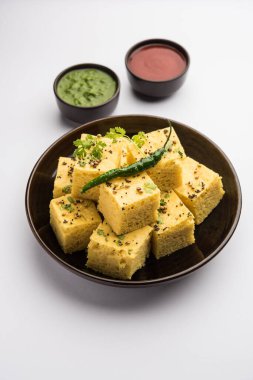 Gujarati Khaman Dhokla, Chana Dal 'ı kullanarak yeşil turşuyla servis etti.