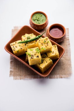 Gujarati Khaman Dhokla, Chana Dal 'ı kullanarak yeşil turşuyla servis etti.