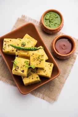 Gujarati Khaman Dhokla, Chana Dal 'ı kullanarak yeşil turşuyla servis etti.