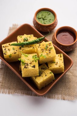 Gujarati Khaman Dhokla, Chana Dal 'ı kullanarak yeşil turşuyla servis etti.