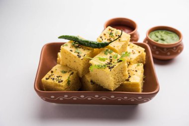 Gujarati Khaman Dhokla, Chana Dal 'ı kullanarak yeşil turşuyla servis etti.