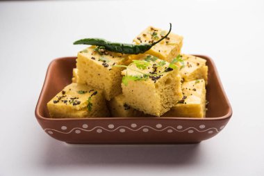 Gujarati Khaman Dhokla, Chana Dal 'ı kullanarak yeşil turşuyla servis etti.