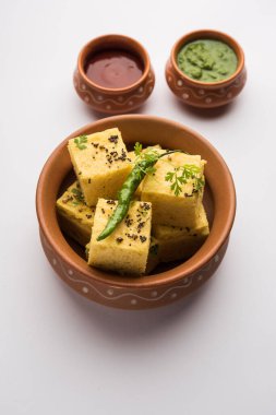 Gujarati Khaman Dhokla, Chana Dal 'ı kullanarak yeşil turşuyla servis etti.