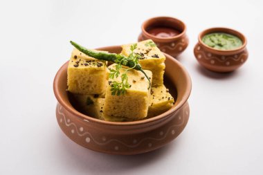 Gujarati Khaman Dhokla, Chana Dal 'ı kullanarak yeşil turşuyla servis etti.