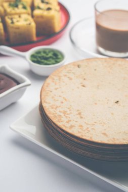 Khakhra, Batı Hindistan 'ın Gujarati mutfağında yaygın bir krakerdir, özellikle Jains arasında.