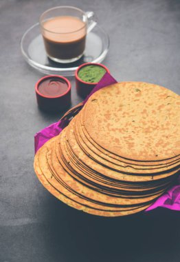 Khakhra, Batı Hindistan 'ın Gujarati mutfağında yaygın bir krakerdir, özellikle Jains arasında.