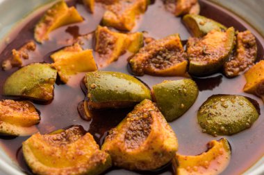 Ev yapımı Mango Turşusu veya Aam ka Achar bir kasede, seçici odaklı