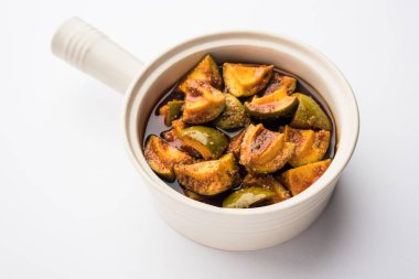 Ev yapımı Mango Turşusu veya Aam ka Achar bir kasede, seçici odaklı